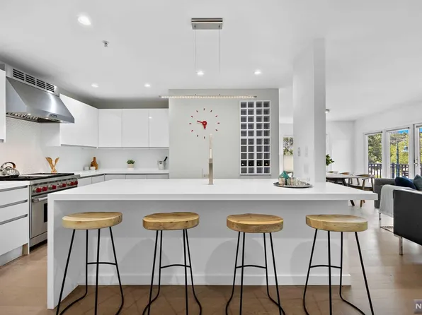 138 The Promenade, Edgewater, NJ 07020