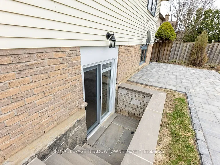 468 Gowland Cres #BASEMENT — Photo 3