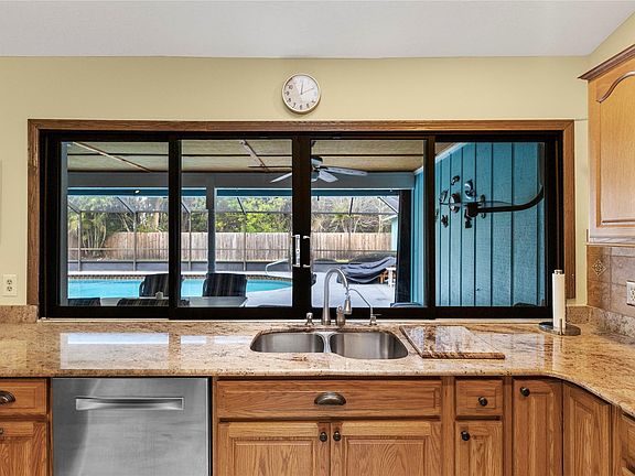 3rd image of 925 SE Brookedge Avenue