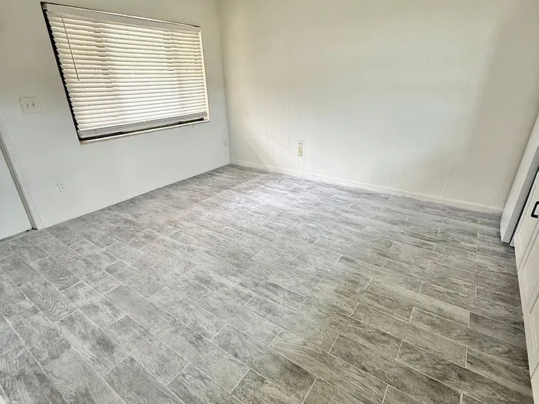 216 Orangeview Ln — Photo 2