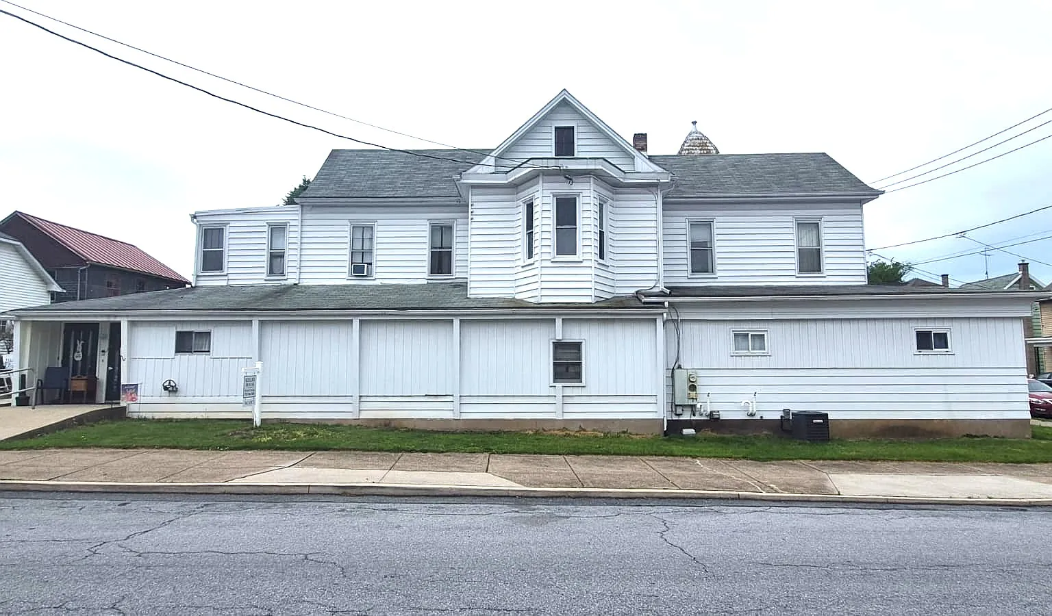 9 bed, 7405 sqft, $2,000 — Photo 4