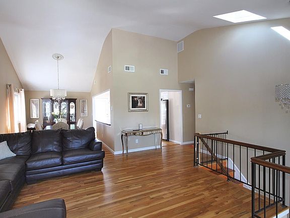 5th image of 808 Ionia Ave