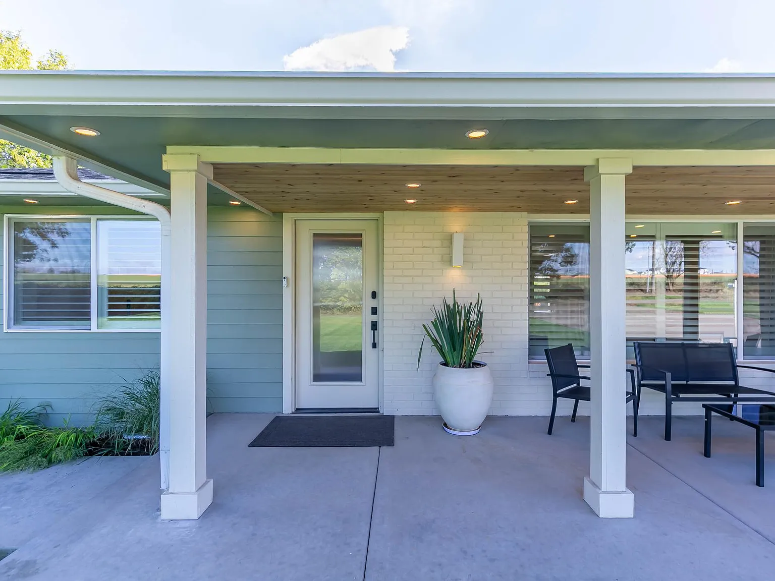 3 bed, 1715 sqft, $5,700 — Photo 3