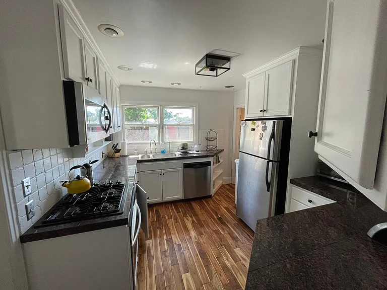2900 S Kenwood St — Photo 3
