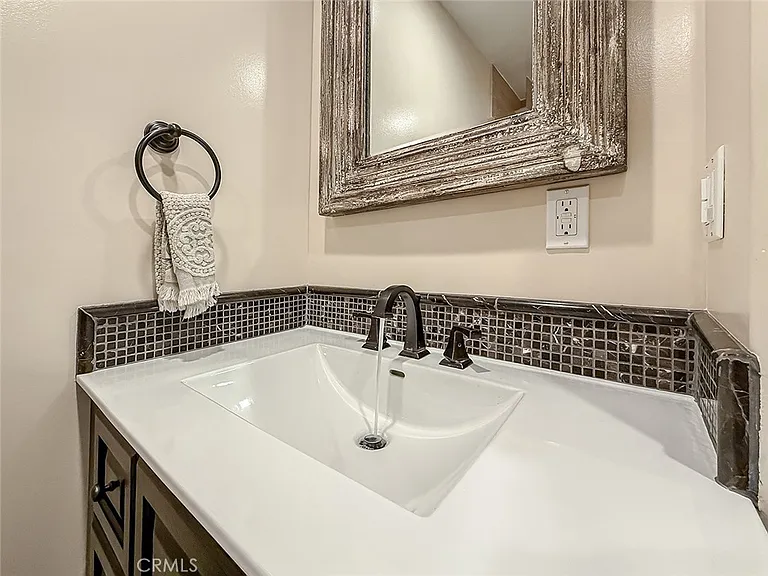 5960 Balcom Ave — Photo 22