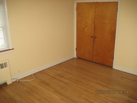 4th image of 682 Oak St