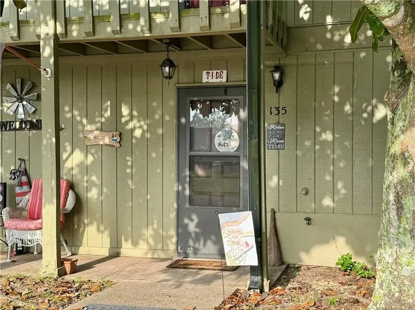 135 River Bend Dr, Mobile, AL 36605