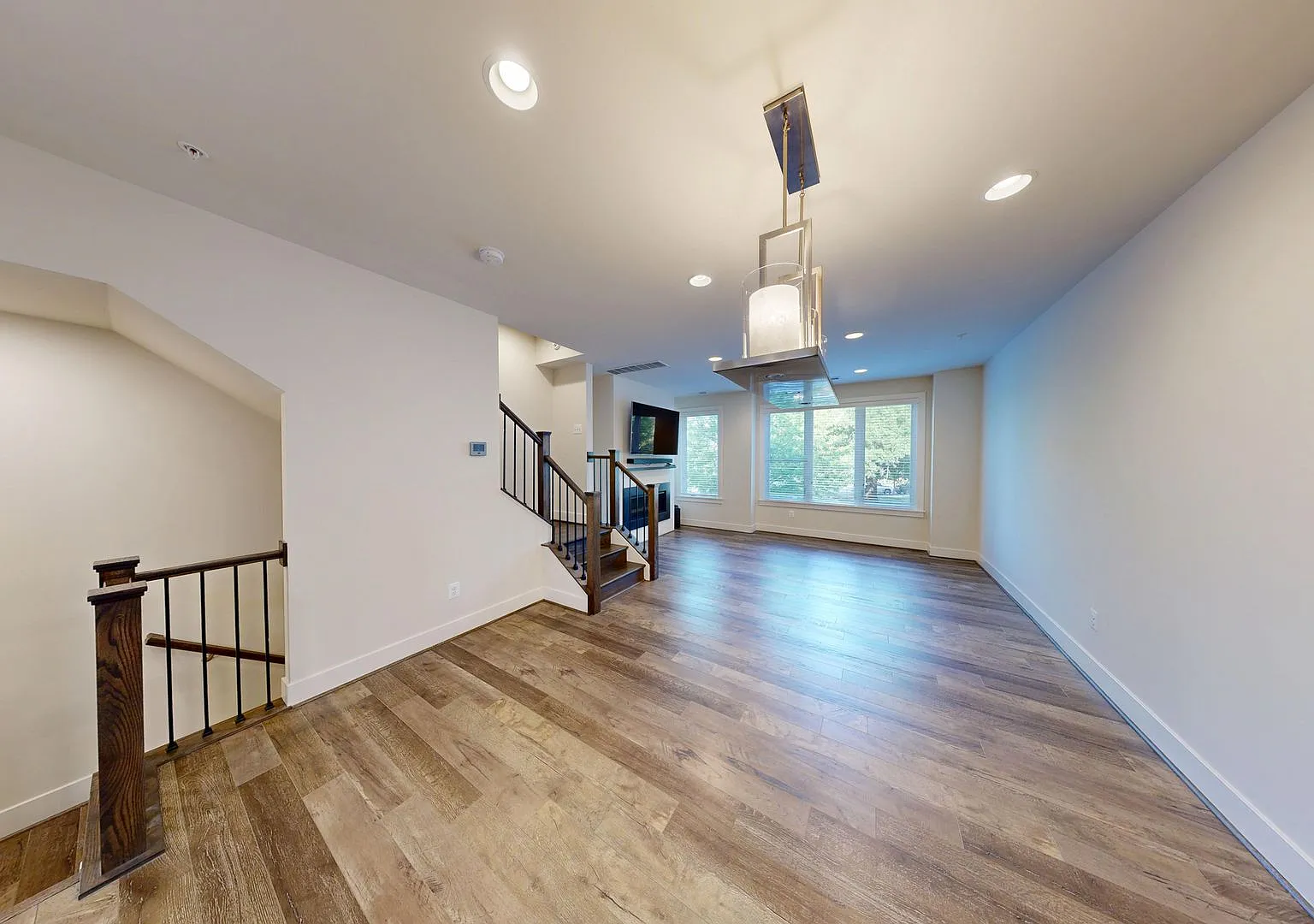 Fabulous 4-Level TH! 4Bed/3.5Bath with two car garage! — Photo 4