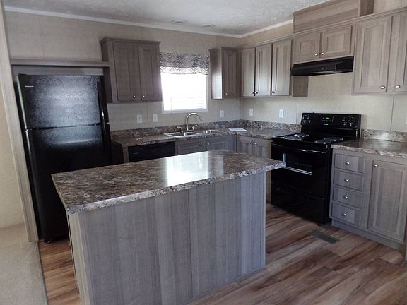 3rd image of 392 Bayhead Dr