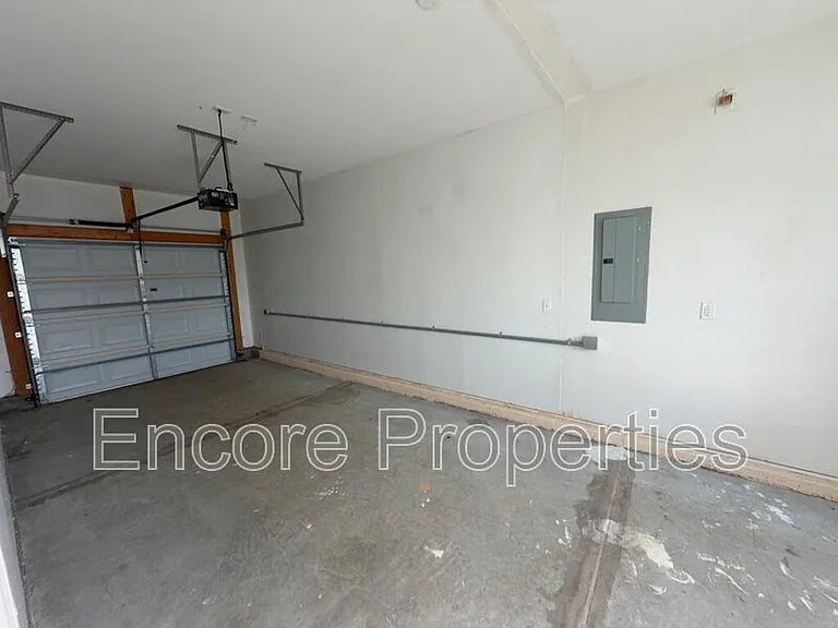 912 Custom Oak Ln — Photo 18