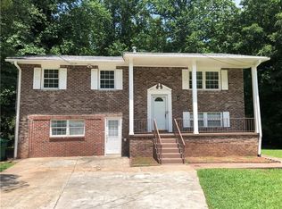 956 Slash Pine Rd, Forest Park, GA 30297