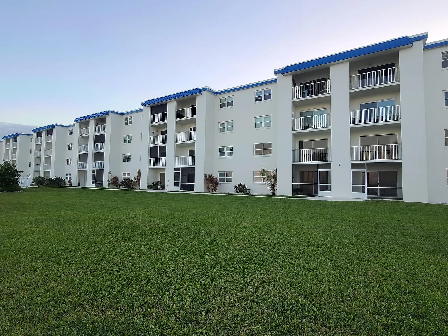 2 bed, 2.0 bath, 1013 sqft, $1,695 — Photo 2