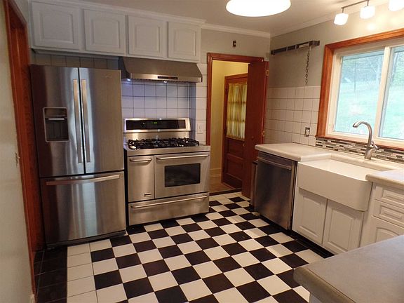 3rd image of 28 Cochran Hill Rd