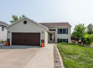 428 Burdick Ct, Grand Forks, ND 58203