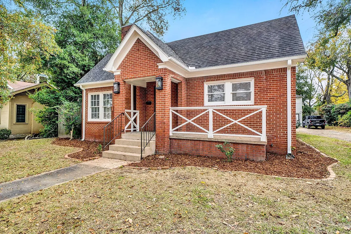 Photo 2 of 13 - 606 W Dobbs St - Tyler, TX Building Photo - 606 W Dobbs St