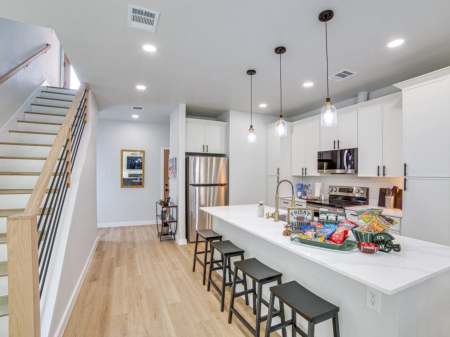 3 bed, 3.5 bath, 1742 sqft, $2,400 — Photo 3