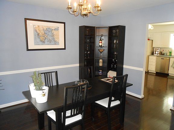 Large dining rm with chair rail/easy kitchen acces