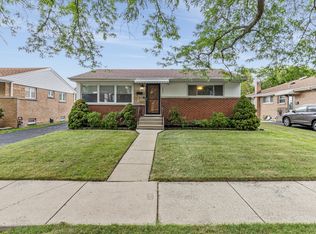 7226 W Greenleaf St, Niles, IL 60714