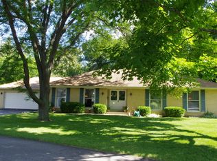 2 Dogwood Rd, Rolling Meadows, IL 60008