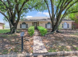 1002 Meridith Dr, Terrell, TX 75160