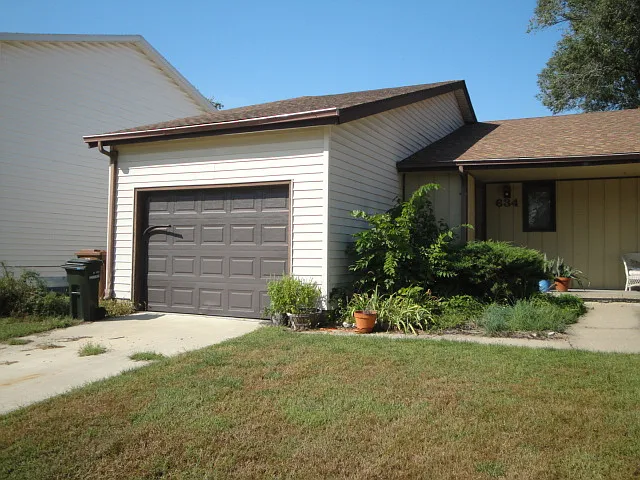 2 bed, 1.5 bath, 895 sqft, $900 — Photo 2