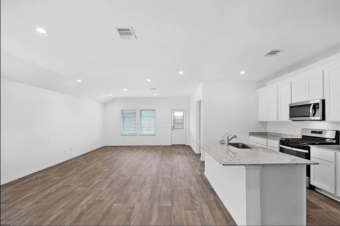 3 bed, 2.0 bath, 1638 sqft, $2,150 — Photo 2