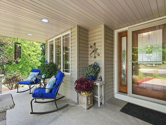 3rd image of 2412 Maple Ct
