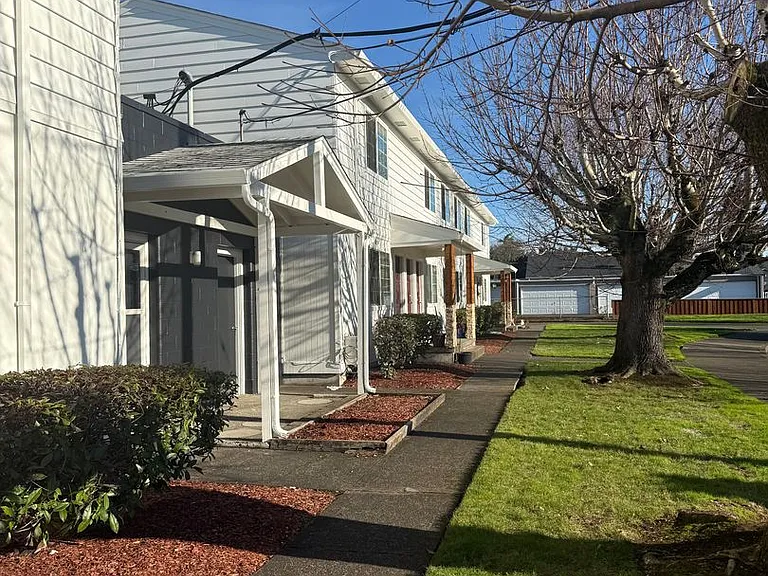 C2402 - Maple Court Apartments — Photo 18