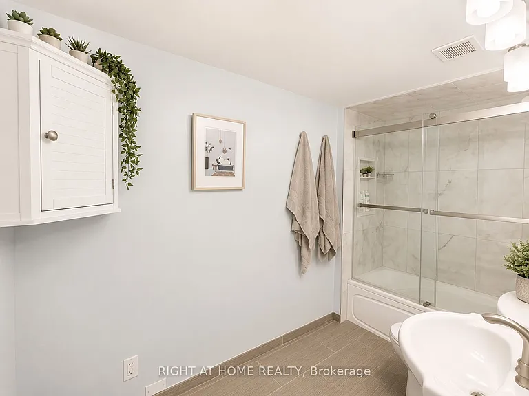 1055 Bay St #Penthouse 12 — Photo 17