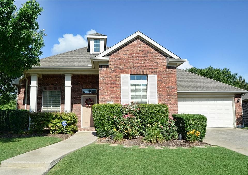 1st image of 2412 Warwick Cir