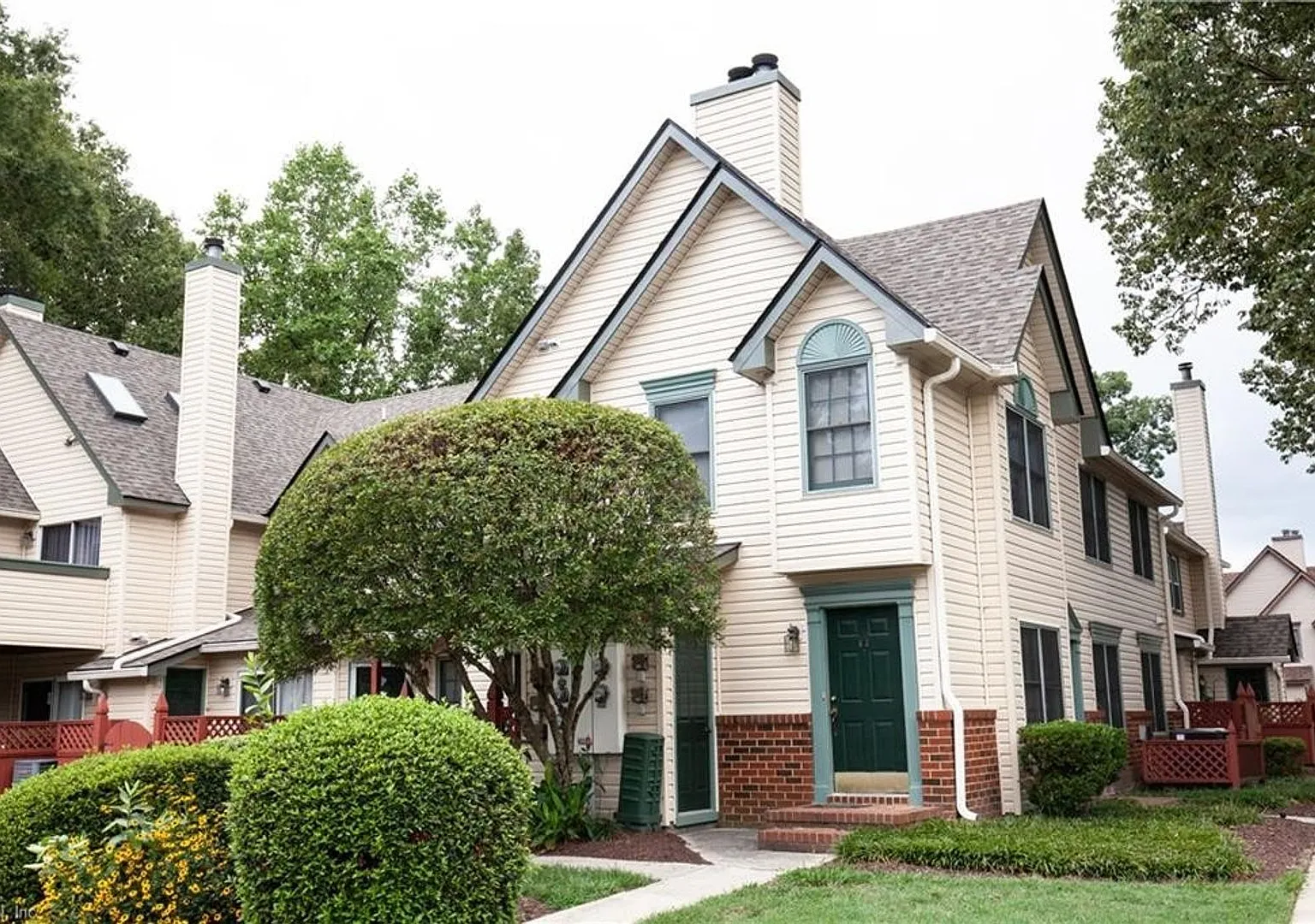 Adorable home in Hampton — Photo 1