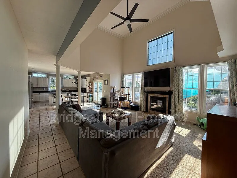 4 bed, 4.5 bath, 2715 sqft, $3,595 — Photo 4
