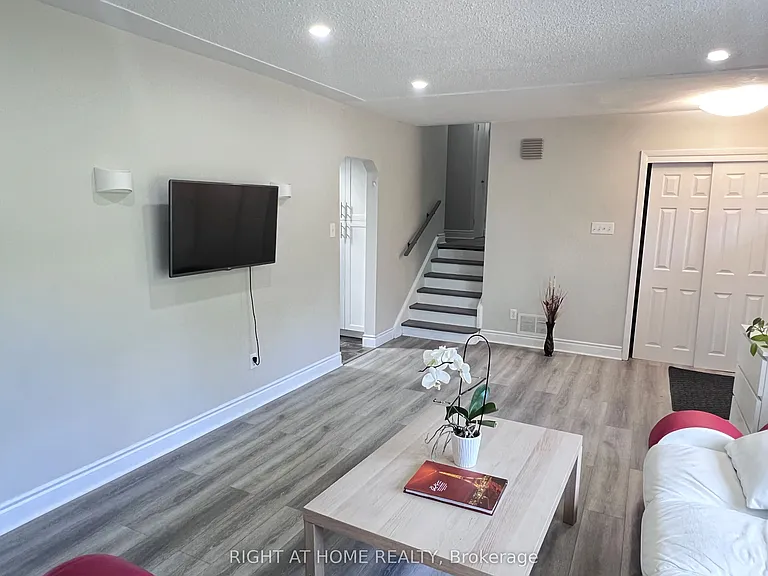 46 Radcliffe Cres — Photo 12