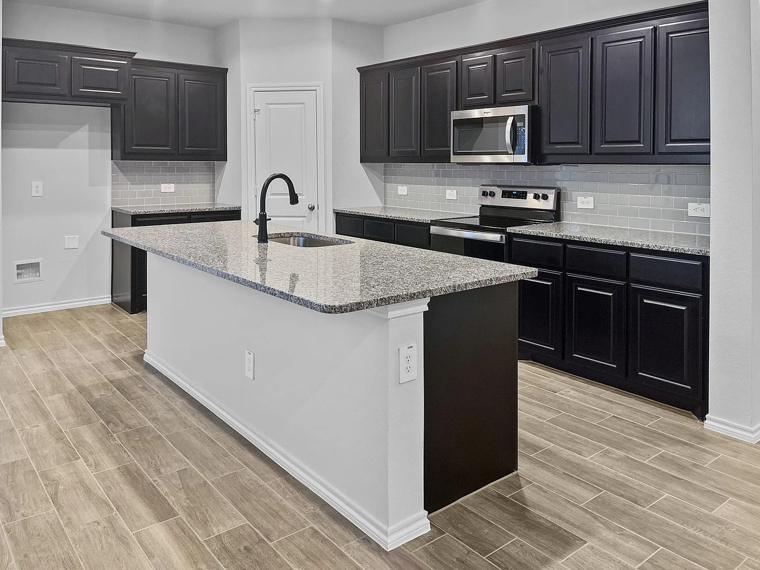 5 bed, 2440 sqft, $2,495 — Photo 4