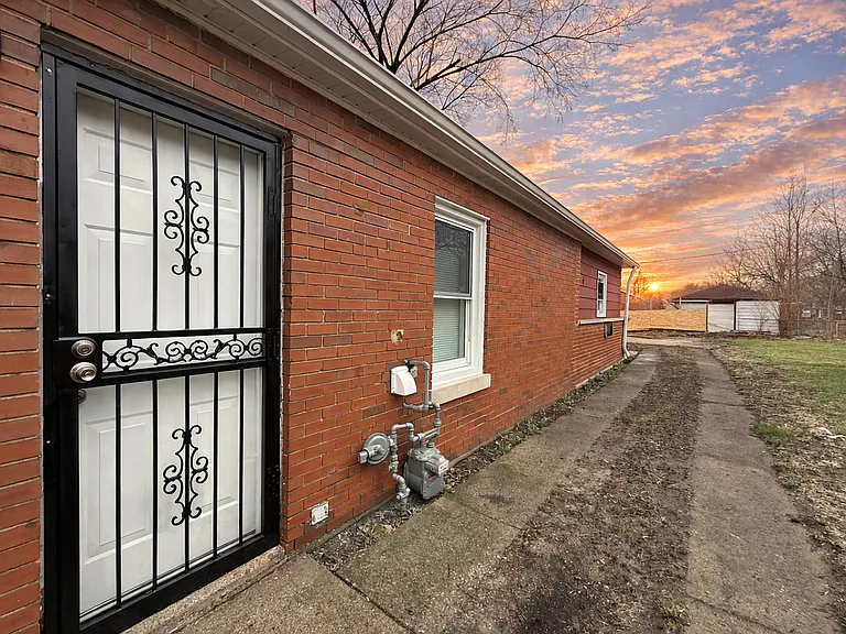 14916 Langley Ave — Photo 31