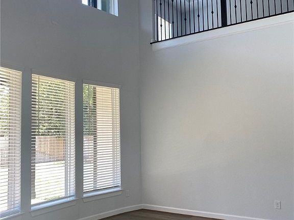 5th image of 200 Elderberry Dr