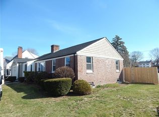 40 Pilgrim Dr, Cranston, RI 02905