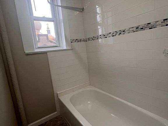5th image of 9 Bentley Ave APT 9
