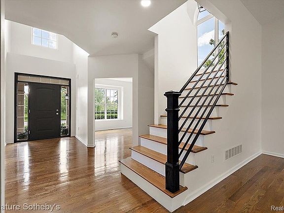 3rd image of 871 Wynstone Cir S