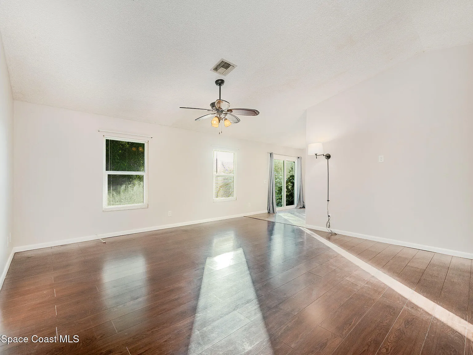 3 bed, 2.0 bath, 1200 sqft, $2,150 — Photo 3