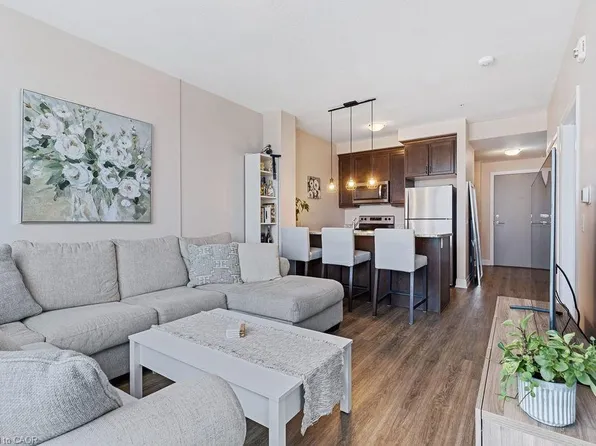 16 Concord Pl #705, Grimsby, ON L3M 0J1