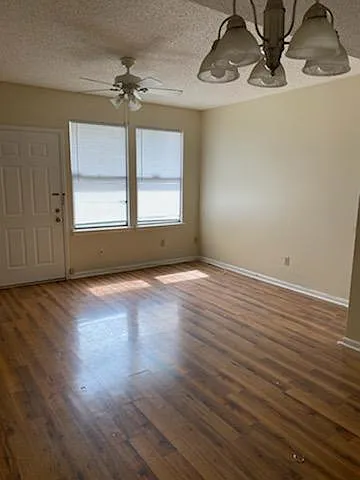 194 SW Crescent St — Photo 3