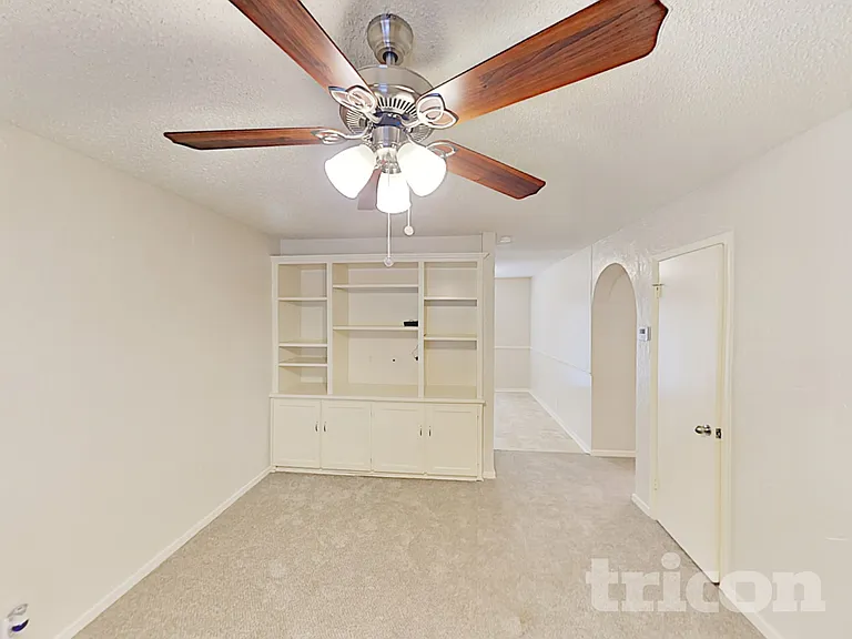204 NW Jayellen Ave — Photo 3