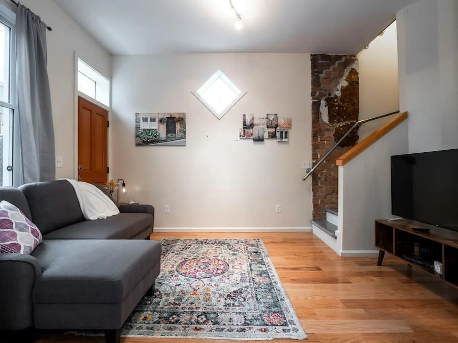 1 bed, 1.0 bath, 1076 sqft, $2,028 — Photo 1