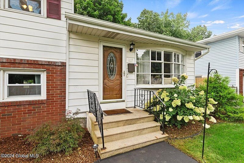 3rd image of 127 Daytona Avenue