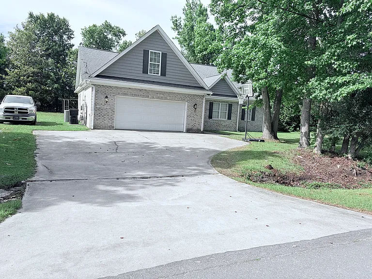 31 Arlene Dr — Photo 2