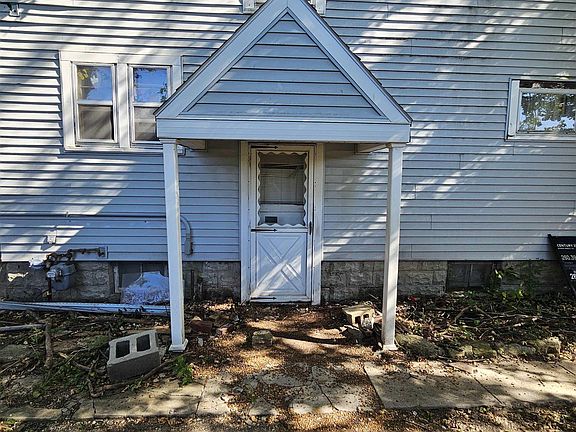 4th image of 3102 McArthur Dr