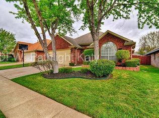 917 Blossomwood Ct, Arlington, TX 76017