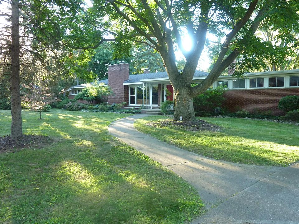 Curved walk to peaceful front entrance