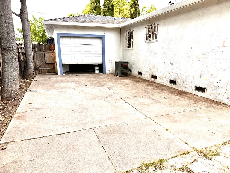 1230 E 8th St — Photo 16